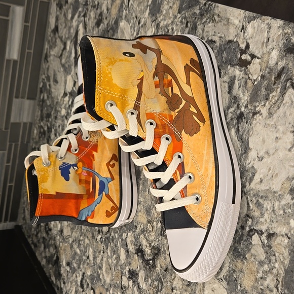 Rare Looney Tunes high top Converse - Picture 4 of 15